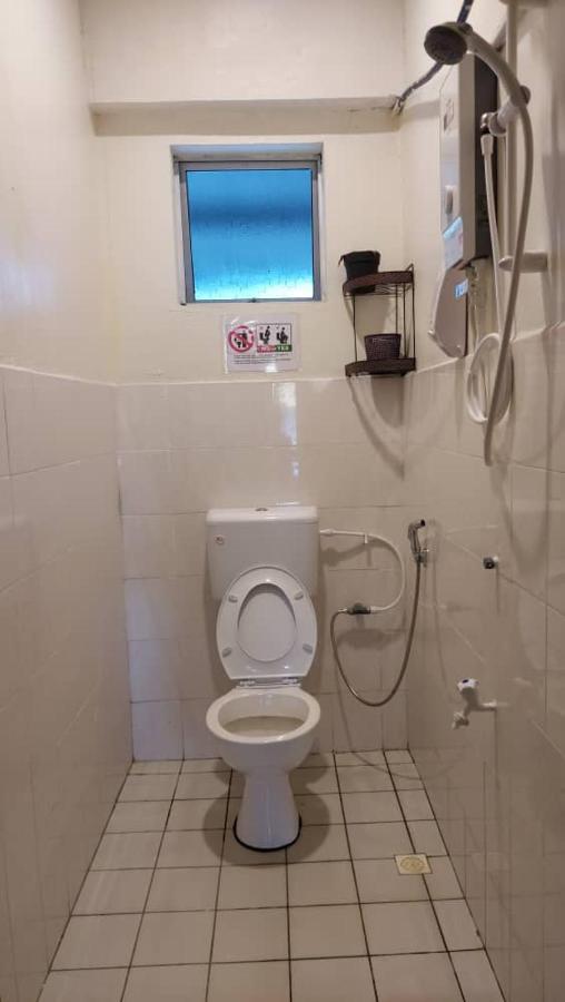 Karya Story Hostel Кудат Экстерьер фото