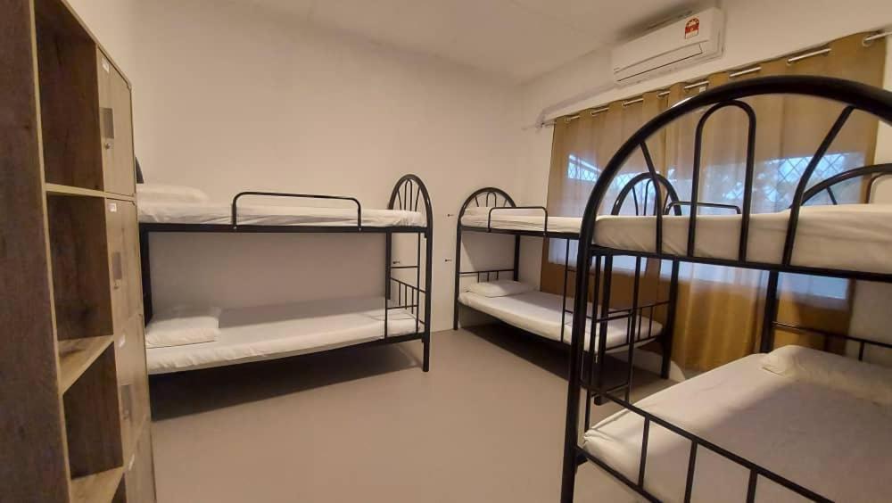 Karya Story Hostel Кудат Экстерьер фото