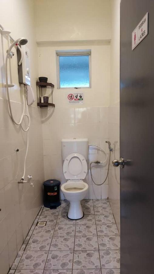 Karya Story Hostel Кудат Экстерьер фото